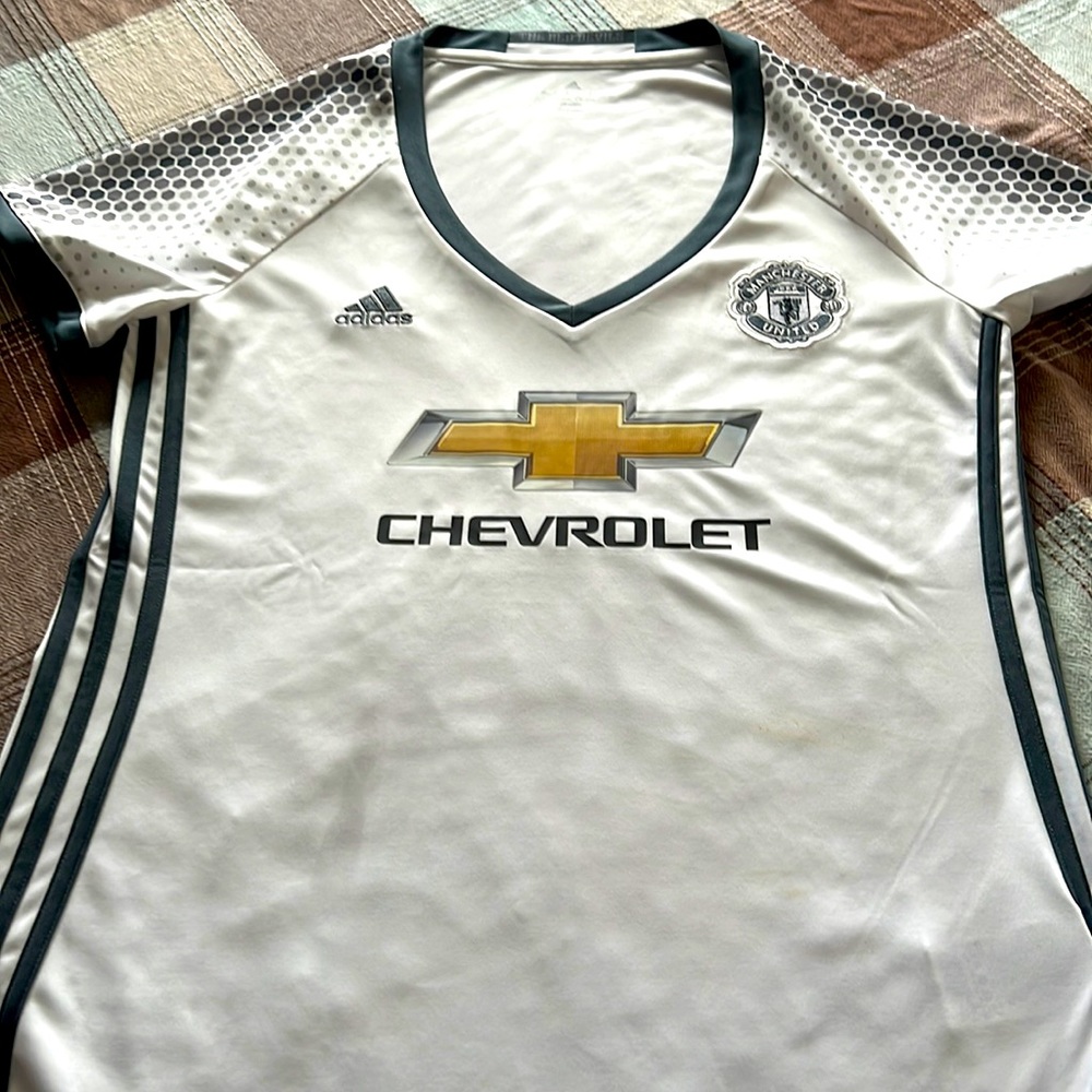 Ladies Manchester United shirt with embroidered logo. Size L.